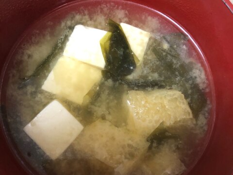 豆腐、油揚げ、わかめの味噌汁
